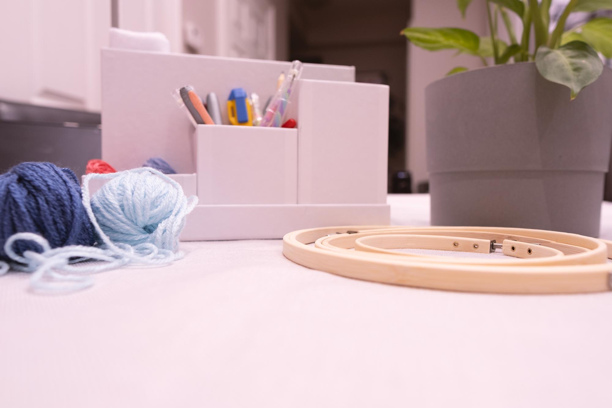 Interno dello studio con tavolo da lavoro